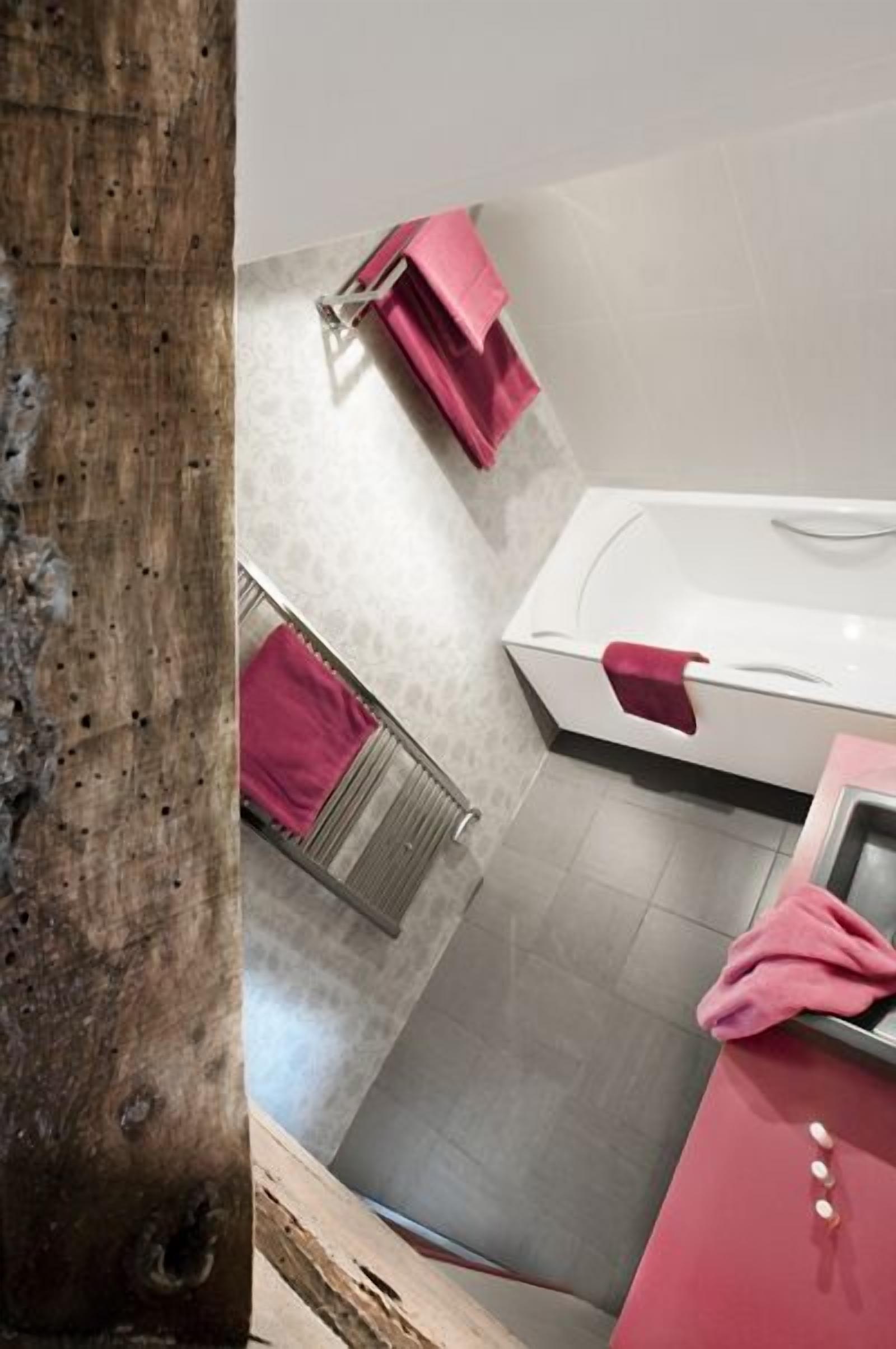 double room | bathroom | combined shower/bathtub, free toiletries, hair dryer, towels