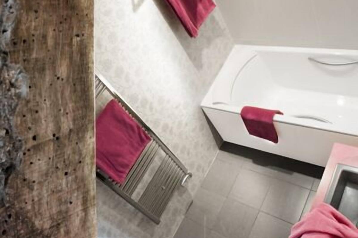 double room | bathroom | combined shower/bathtub, free toiletries, hair dryer, towels