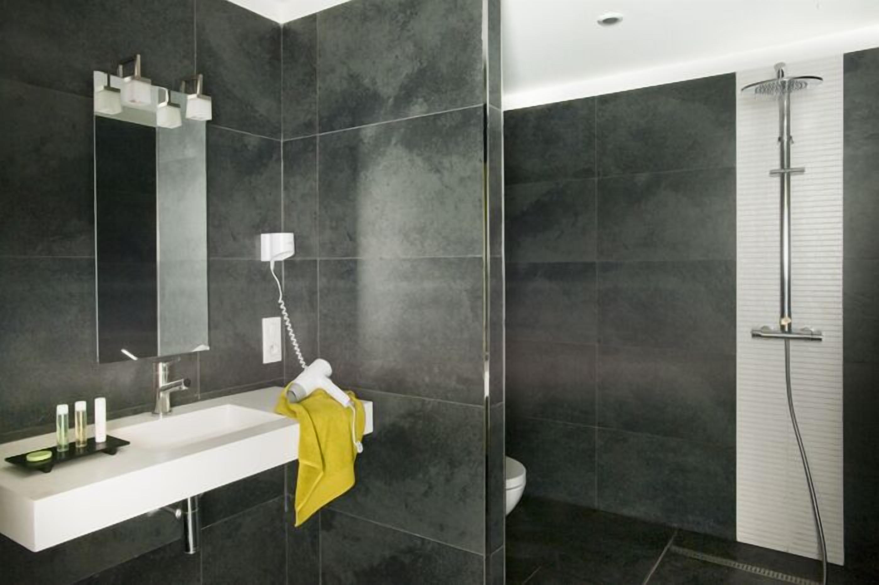 twin room, accessible | bathroom | combined shower/bathtub, free toiletries, hair dryer, towels