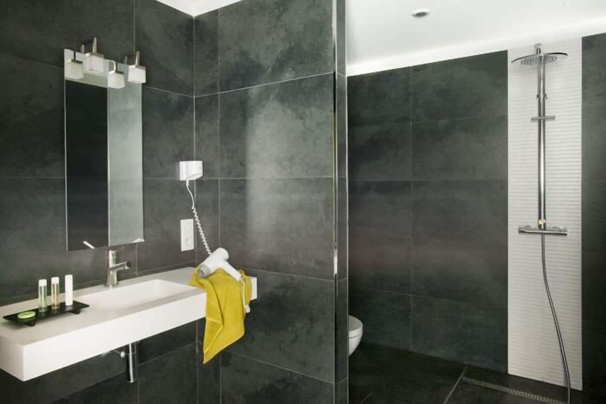 twin room, accessible | bathroom | combined shower/bathtub, free toiletries, hair dryer, towels