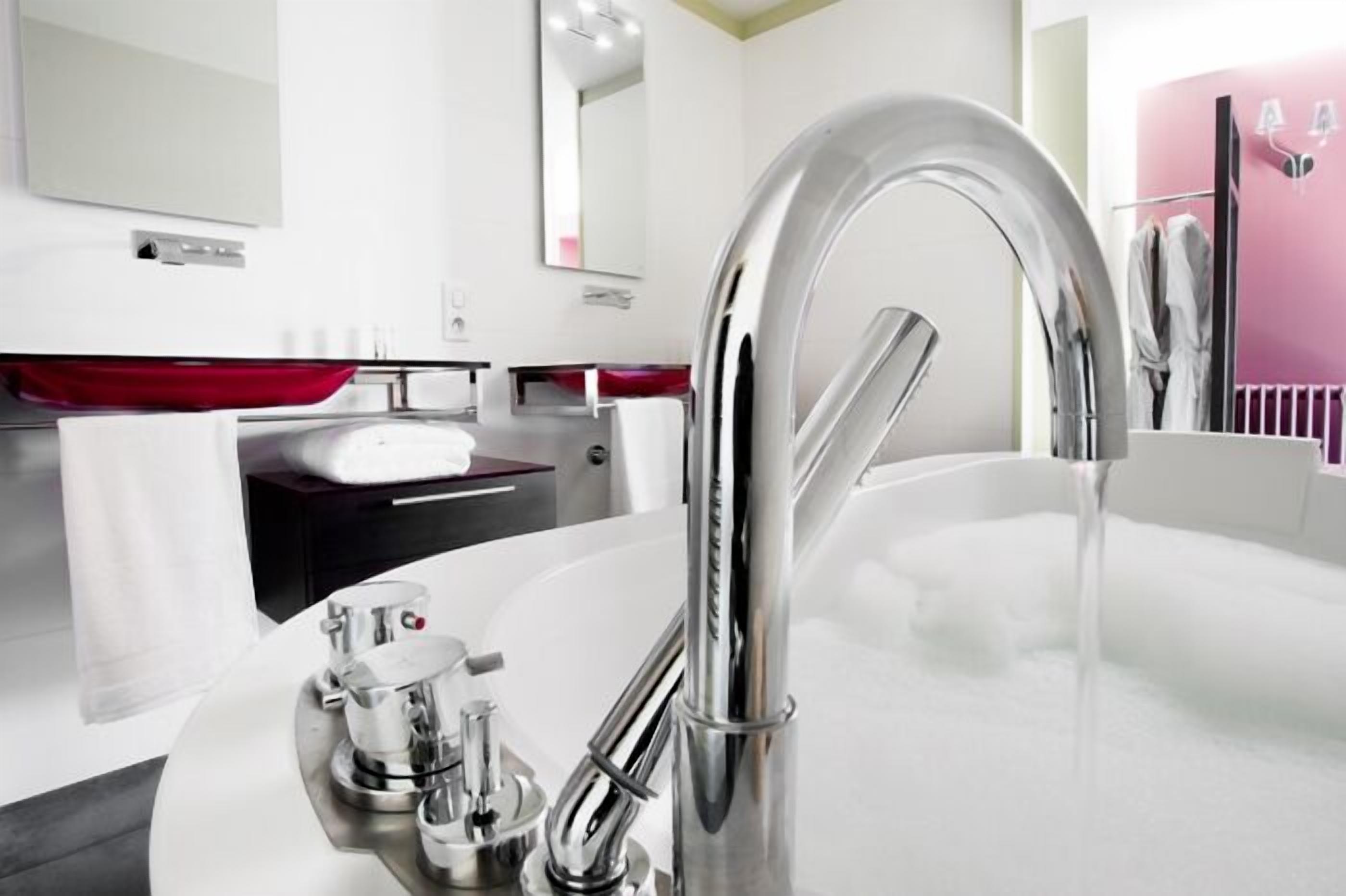 junior suite, 1 bedroom | bathroom | combined shower/bathtub, free toiletries, hair dryer, towels