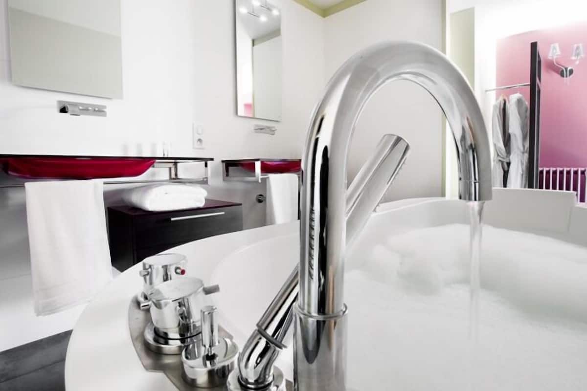 junior suite, 1 bedroom | bathroom | combined shower/bathtub, free toiletries, hair dryer, towels