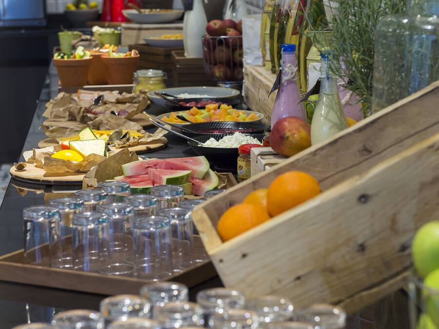 Uma mesa de buffet com diversos alimentos e bebidas.
