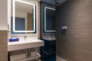 Tina con regadera, amenidades de baño de diseñador, secadora de cabello