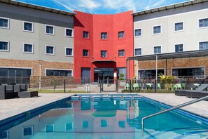 A modern building with a pool in front. - Park Inn by Radisson Polokwane (Polokwane)