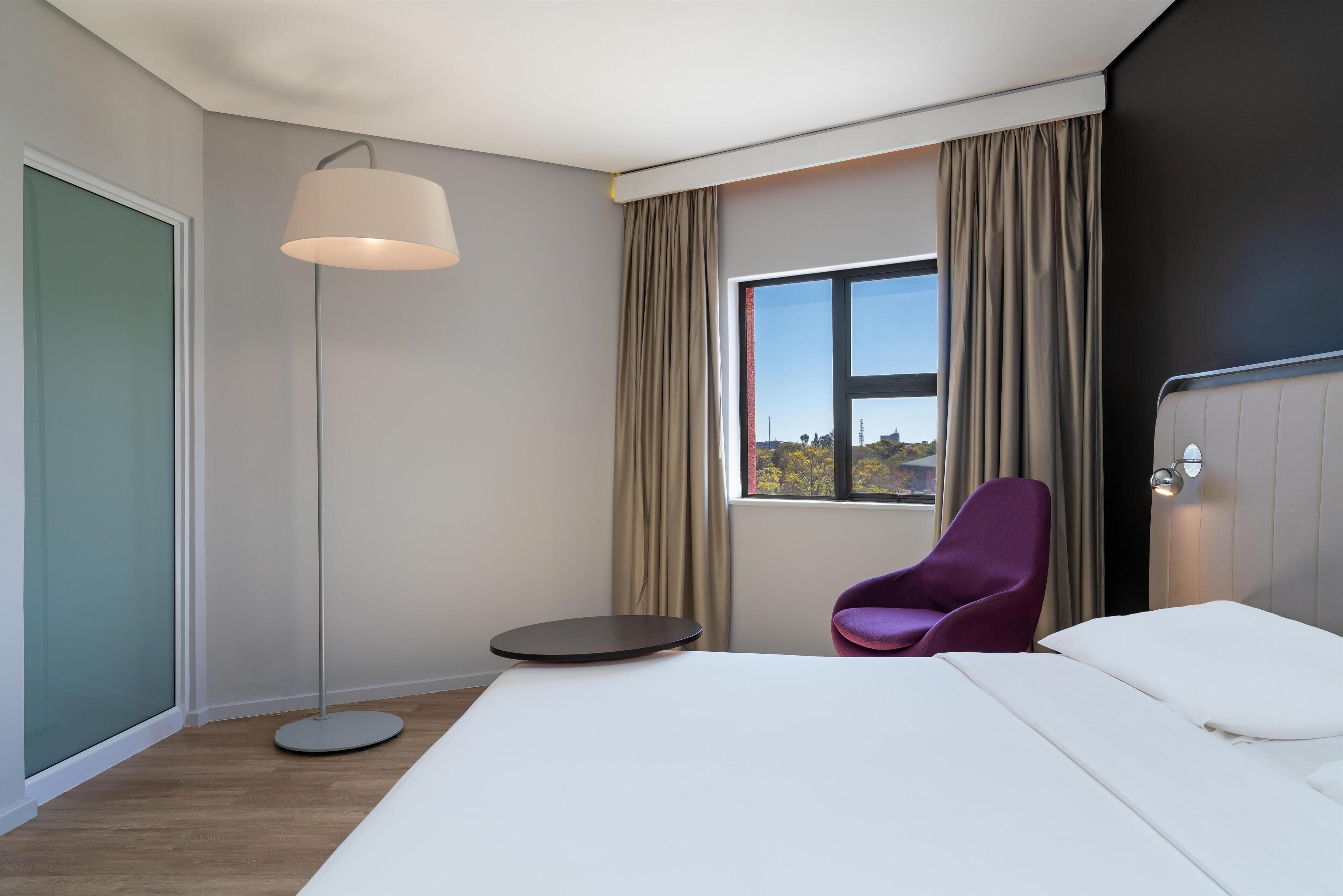 Suite, 1 chambre, vue piscine | Coffres-forts dans les chambres, bureau