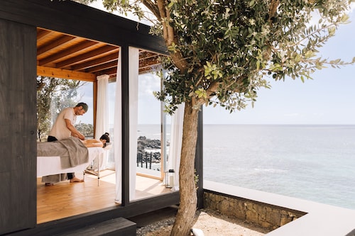 White Exclusive Suite & Villas