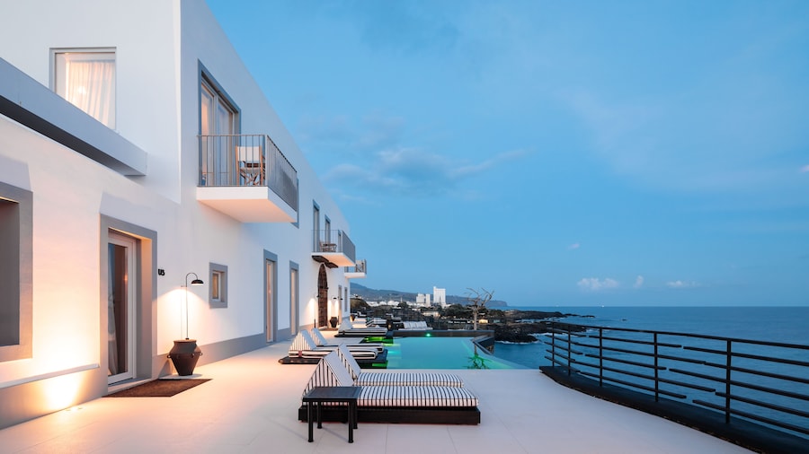 White Exclusive Suite & Villas