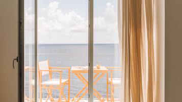 Suite, vista al océano | Ropa de cama de alta calidad, camas con efecto memoria y minibar