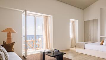 Suite superior, 1 cama King size, balcón, vista al océano | Ropa de cama de alta calidad, camas con efecto memoria y minibar