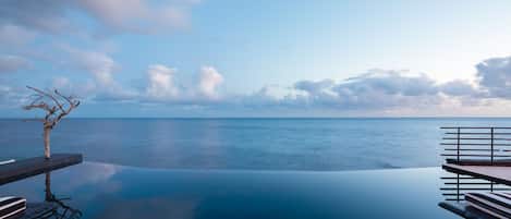 Piscina externa, guarda-sóis, espreguiçadeiras