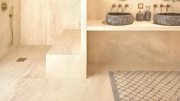 Chambre Double Panoramique, 1 trÚs grand lit, vue océan | Salle de bain | Douche, articles de toilette de luxe, sÚche-cheveux, peignoirs