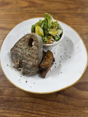 Se sirven desayunos, comidas, cenas y cocina internacional