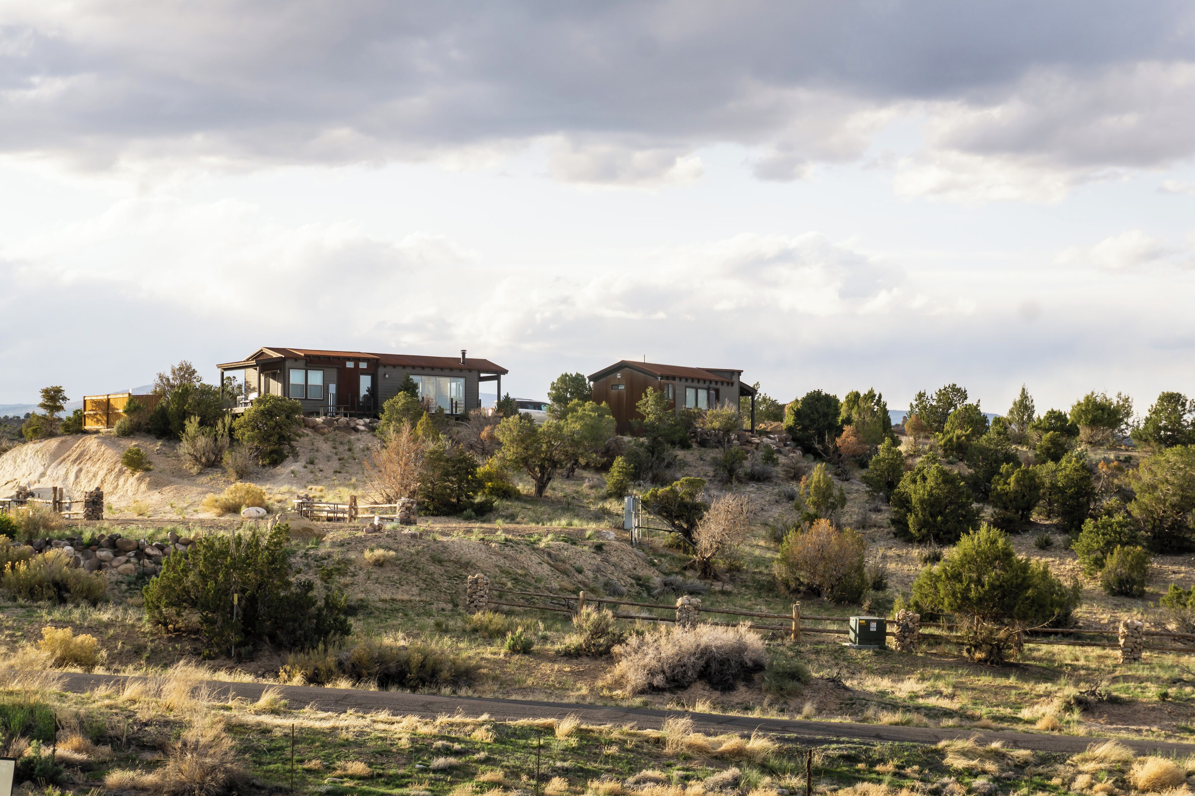 Una casa moderna su una collina, con vista sul paesaggio circostante.