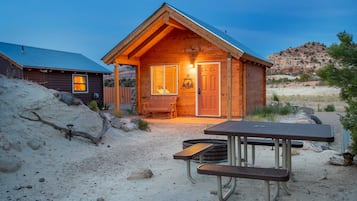 Cabin, Single Queen, Non Smoking (Aries) | 1 kamar tidur dan didekorasi berbeda-beda