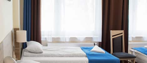 Habitación cuádruple | Escritorio, insonorización, wifi gratis y ropa de cama