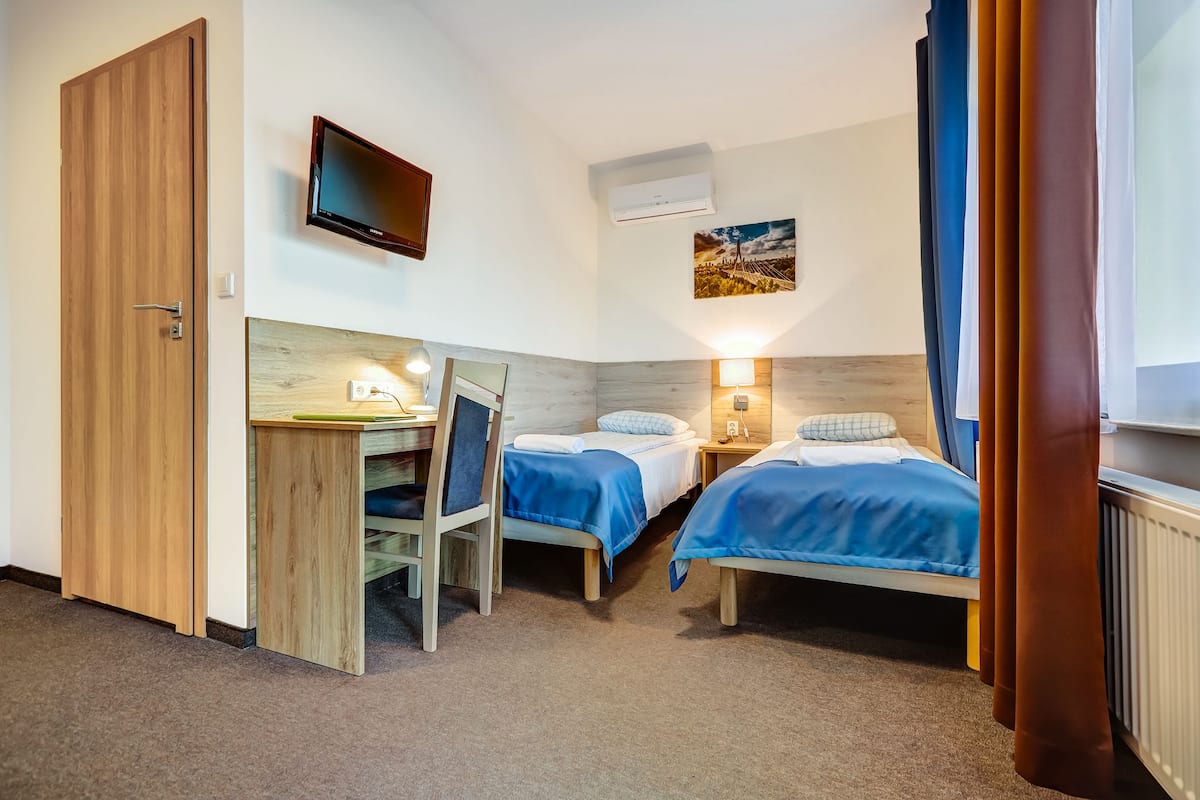 Triple Room | Desk, soundproofing, free WiFi, bed sheets