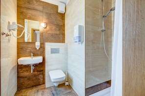 Ducha, artículos de tocador gratuitos, secador de pelo, toallas