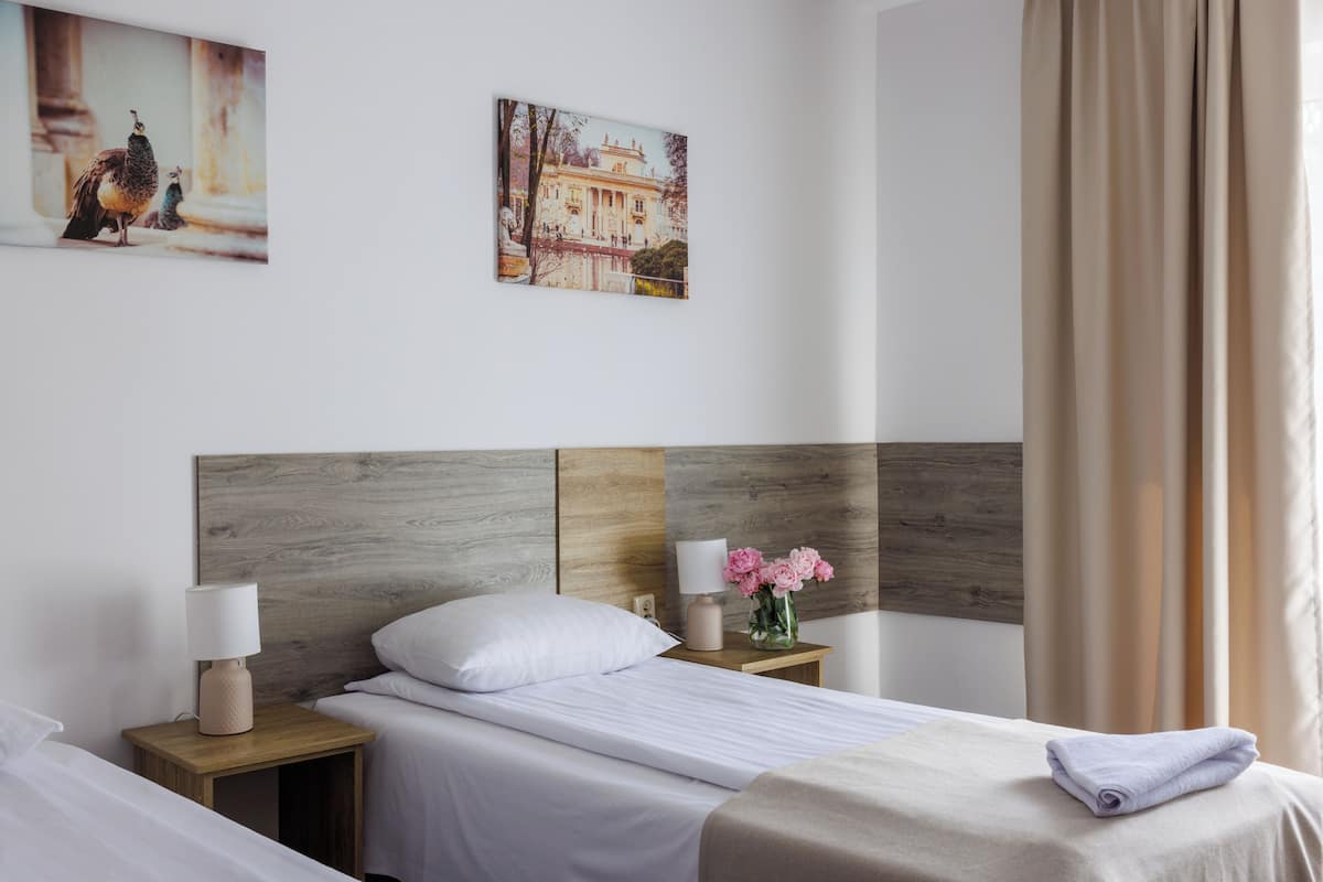 Escritorio, sistema de insonorización, wifi gratis y ropa de cama