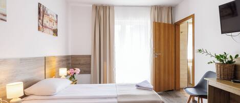 Twin Room, Terrace | Desk, soundproofing, free WiFi, bed sheets