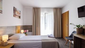 Twin Room, Terrace | Desk, soundproofing, free WiFi, bed sheets