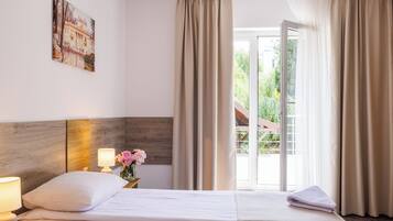 Twin Room, Terrace | Desk, soundproofing, free WiFi, bed sheets