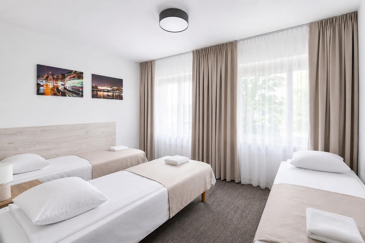 Quarto triplo | Escrivaninha, quartos à prova de som, Wi-Fi de cortesia, roupa de cama