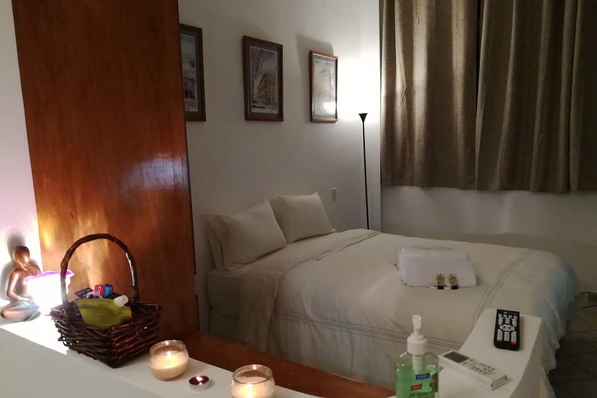 Premium bedding, iron/ironing board, free WiFi