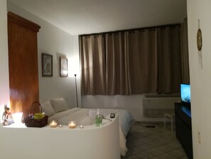 Appartement de base, 1 grand lit | Aire de séjour