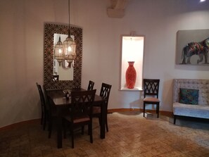 Estudio básico, 1 cama Queen size y sofá cama | Servicio a la habitación
