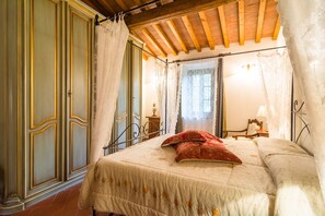 2 bedrooms, iron/ironing board, WiFi