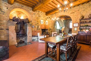 Fridge, oven, dishwasher, coffee/tea maker