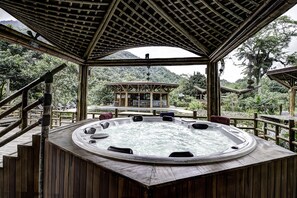 Outdoor spa tub - Banana Bamboo Ecolodge (Ubatuba)