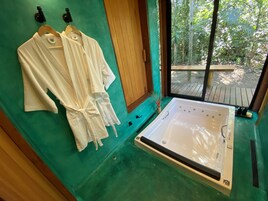 Luxury Room | Bathroom | Free toiletries, hair dryer, towels, soap