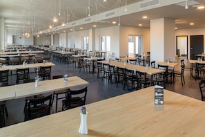 Petit déjeuner buffet (11.00 EUR par personne)