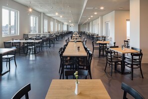 Petit déjeuner buffet servi tous les jours en supplément