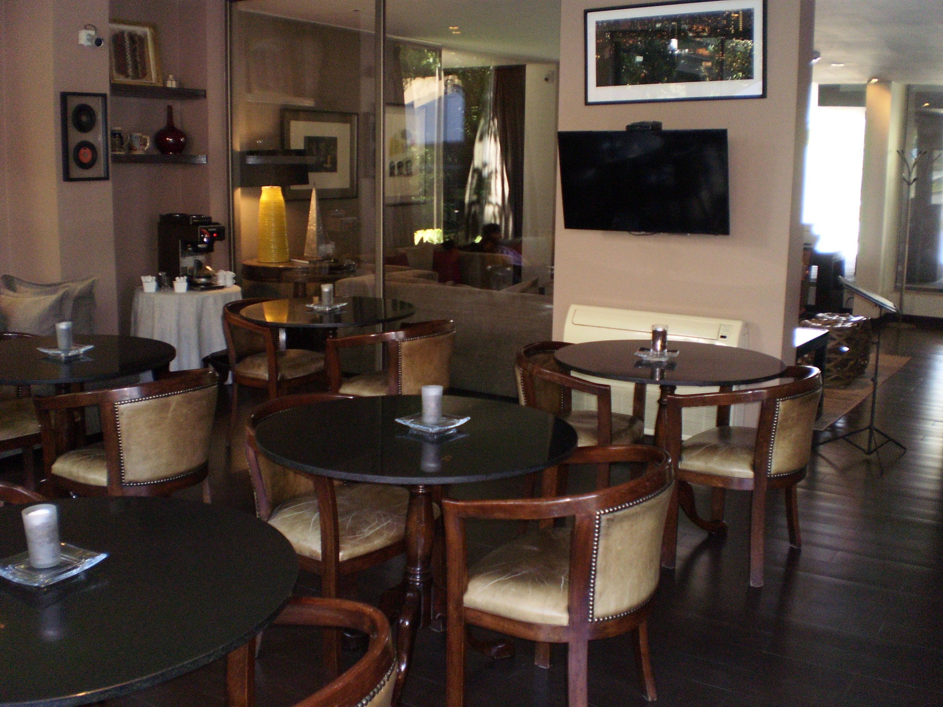 breakfast, lunch, dinner served; international cuisine