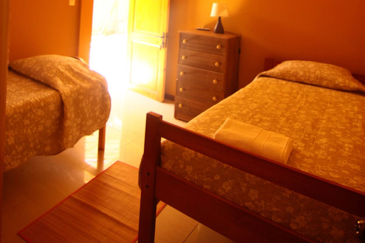 Habitación con 2 camas individuales, baño privado | Wifi gratis y ropa de cama