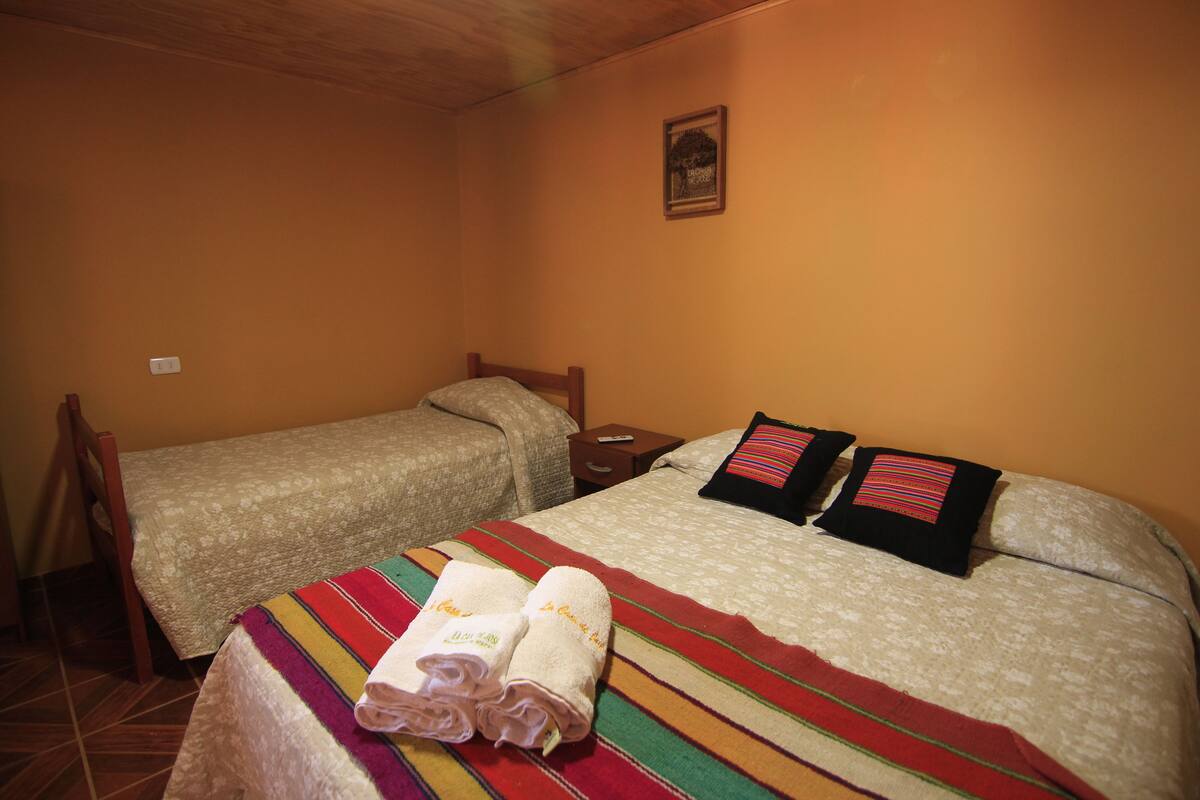 Habitación triple, baño privado | Wifi gratis y ropa de cama