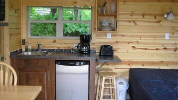 Deluxe Cabin, 1 Bedroom, Kitchenette | Private kitchenette | Fridge, microwave