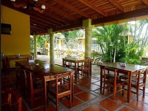 Phục vụ bữa sáng, bữa trưa và bữa tối 