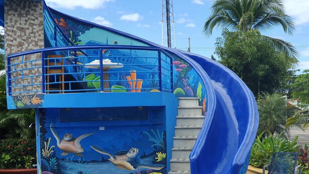 Una piscina al aire libre