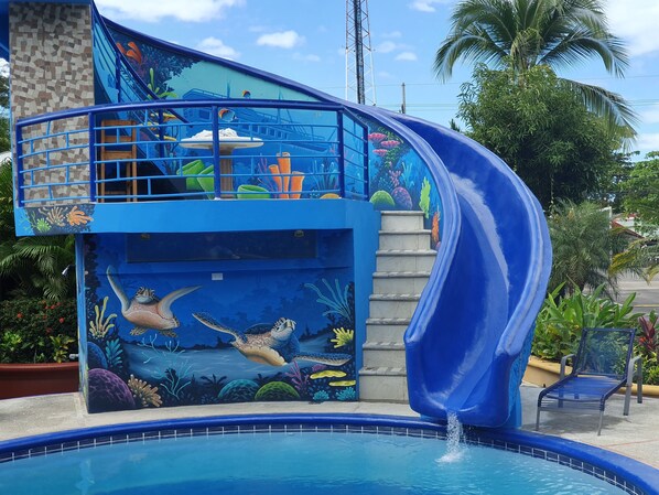 Una piscina al aire libre