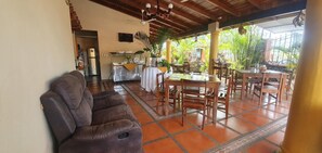 Se sirven desayunos, almuerzos y cenas; cocina local