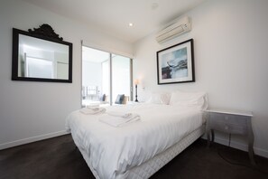 3 habitaciones, escritorio, tabla de planchar con plancha y cunas 