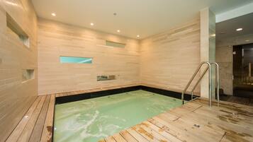 Indoor spa tub
