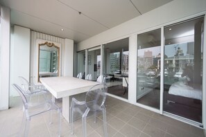 Apartamento familiar, 3 habitaciones, patio, vistas al puerto deportivo | Vistas desde la habitación