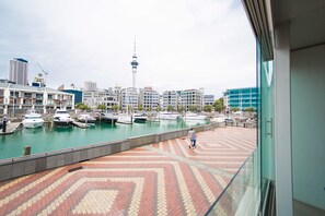 Familienapartment, 3 Schlafzimmer, Terrasse, Blick auf den Jachthafen | Ausblick vom Zimmer