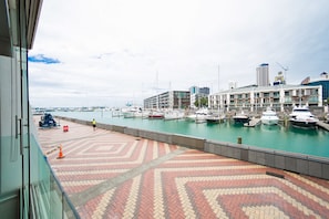 Apartamento familiar, 3 habitaciones, patio, vistas al puerto deportivo | Vistas desde la habitación
