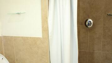 Habitación individual | Baño | Regadera, amenidades de baño gratuitas, toallas